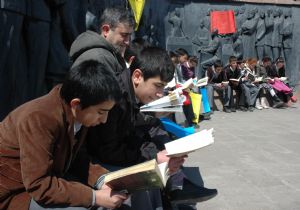Havuzbaşı'nda kitap okudular